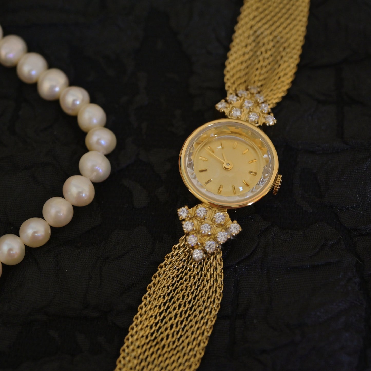 Elegant Mesh Band Watch