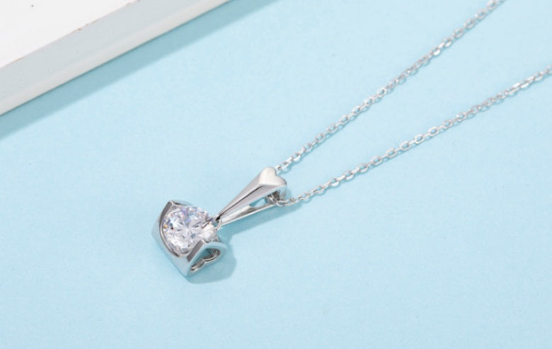 Heart-shaped pendant necklace and earring set