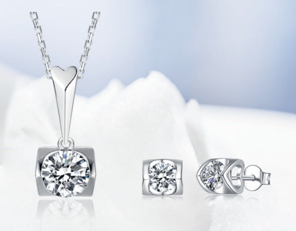 Heart-shaped pendant necklace and earring set